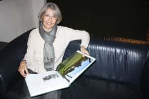 Nuria-Pastor-con-el-libro-den-Centenario-del-CG-Sant-Cugat