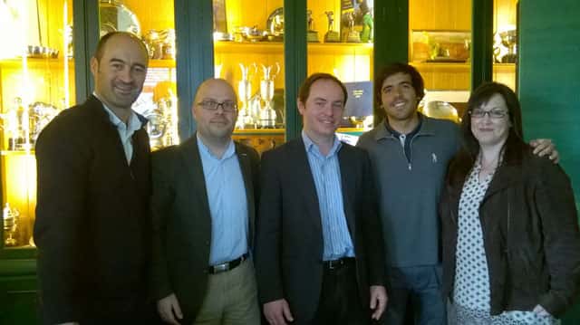 Javier-Ballesteros-y-reponsables-Asociacion-Buscando-Sonrisas